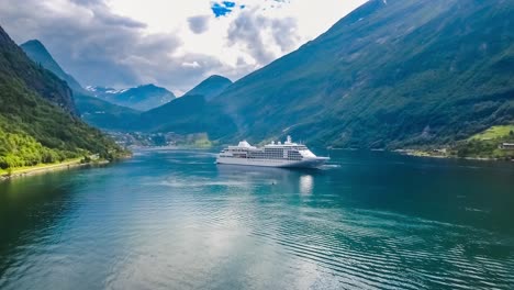 Cruise-Liners-On-Geiranger-fjord,-Norway